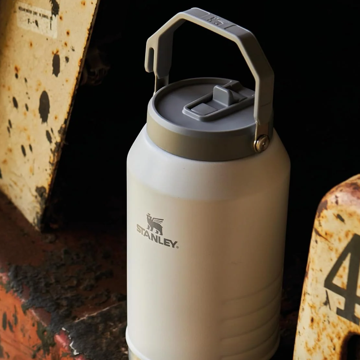 The Iceflow Flip Straw 2.0 Jug 1.9L - Frost